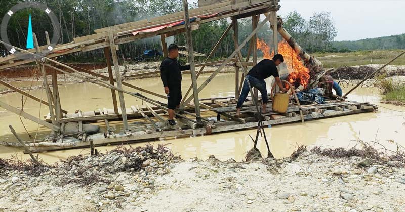 Polsek Kuantan Hilir membakar peralatan penambangan emas tanpa izin (PETI) di Desa Rawang Oguang, Kecamatan Kuantan Hilir Seberang, Rabu (17/7/2024).