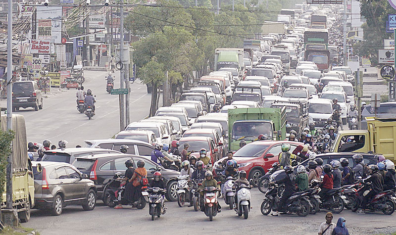 Kemacetan arus lalu lintas kendaraan bermotor terjadi di Jalan HR Soebrantas simpang Jalan SM Amin atau Simpang Tobek Godang, Kamis (18/7/2024).