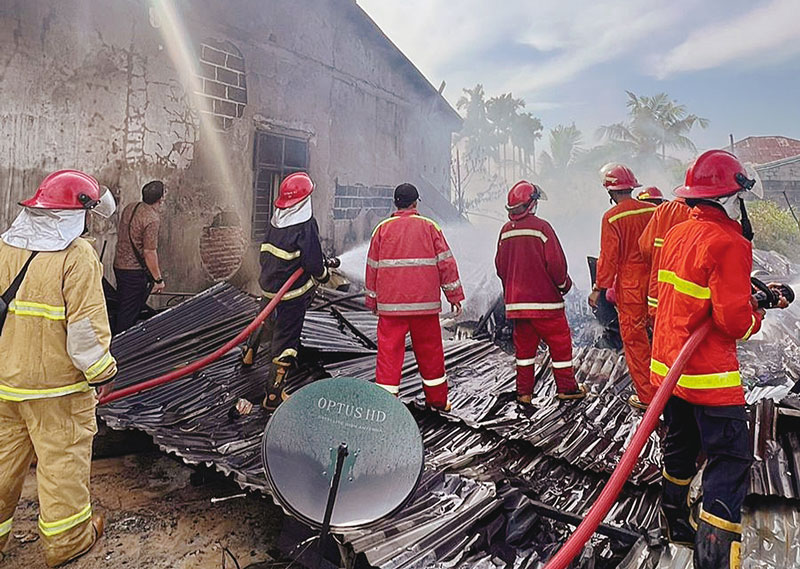 Petugas Damkar Pemko Dumai melakukan pemadaman api di rumah bulatan yang terbakar di Jalan Kenari Darat, Kamis (18/7/2024).