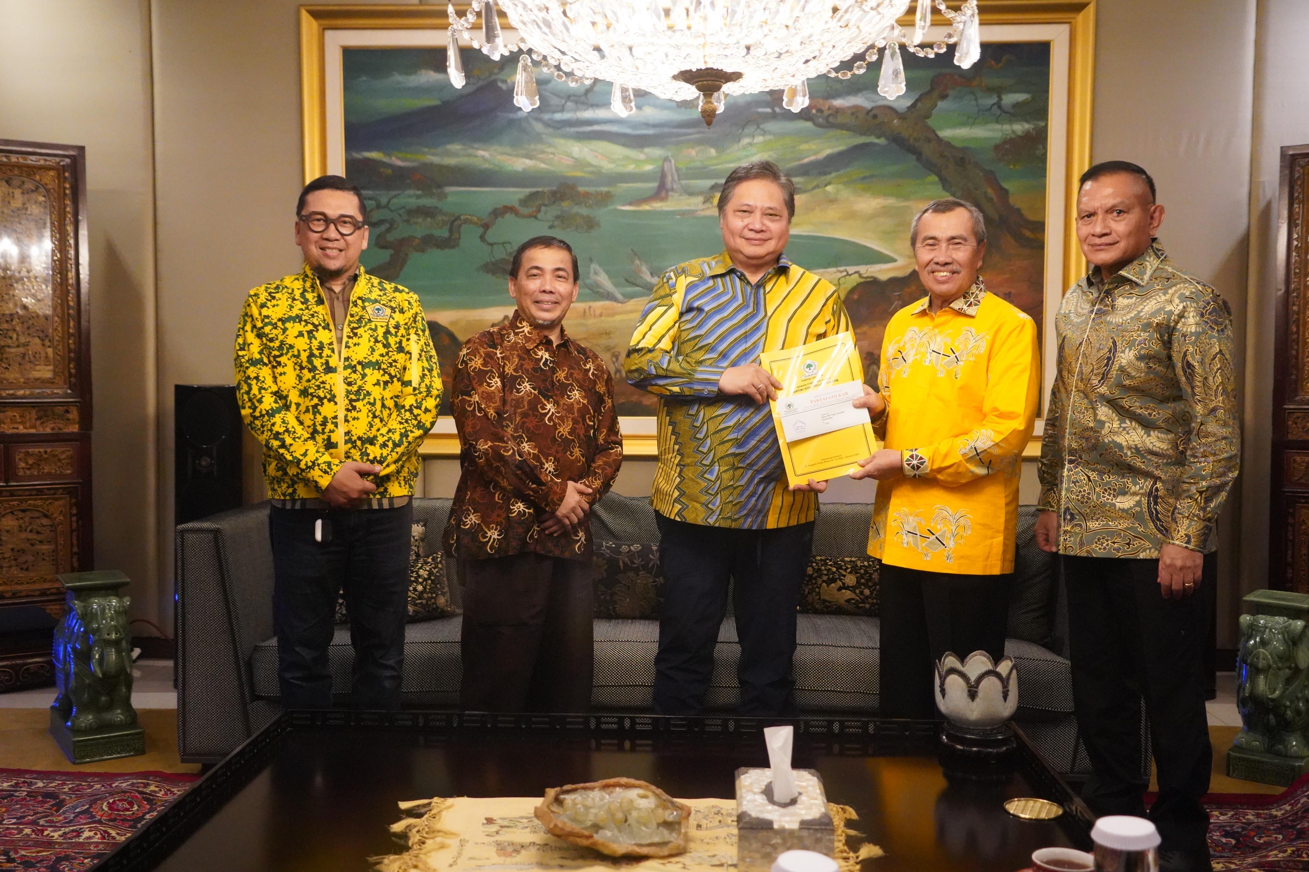 Ketua Umum Partai Golkar Airlangga Hartarto didampingi Sekjen Golkar Lodewijk Freidrich Paulus menyerahkan SK pencalonan Gubernur Riau kepada Drs H Syamsuar dan Ustaz Mawardi M Saleh.