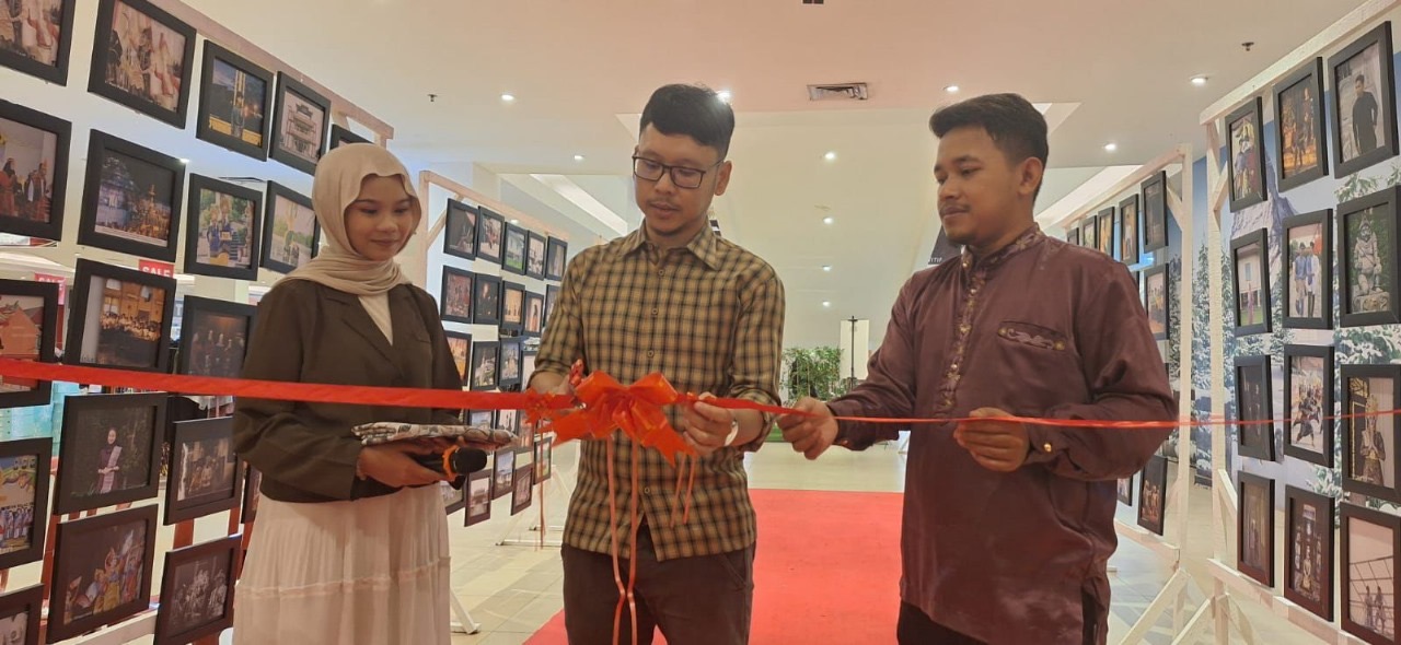 Wakil Dekan Fakultas Ilmu Komunikasi Umri Johan Faladhin bersama Dosen Fikom Umri melakukan pemotongan pita, sebagai simbol diresmikan nya pameran foto