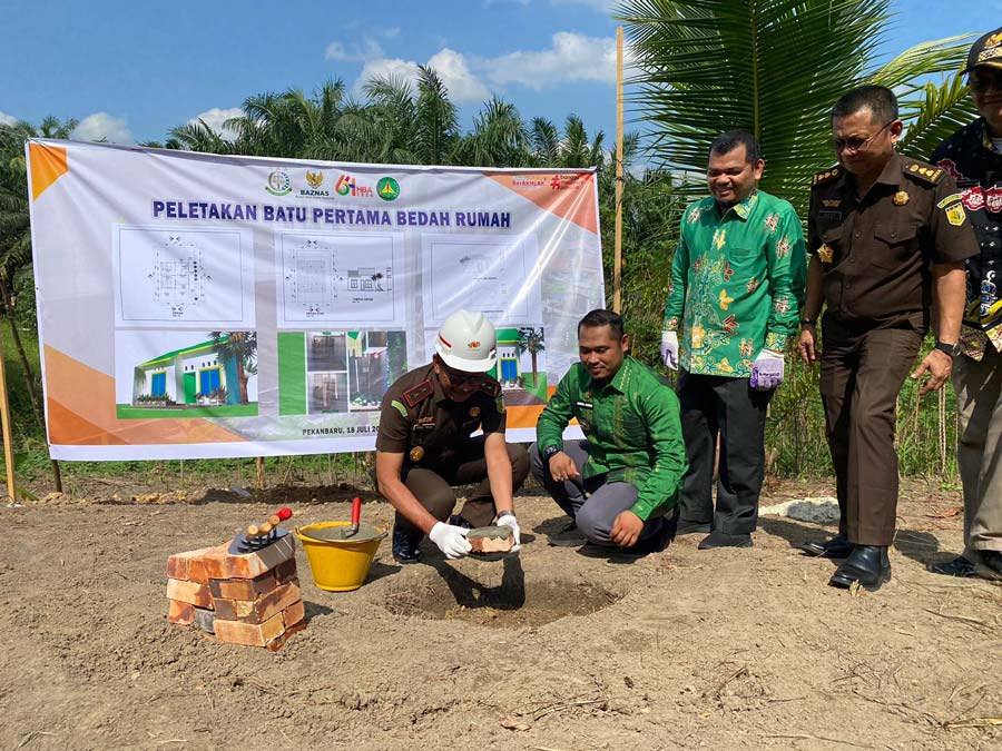 Kajati Riau Akmal Abbas me&shy;&shy;la&shy;kukan prosesi peletakan batu pertama pembangunan rumah bagi warga tidak mampu di Kecamatan Tenayan Raya, Pekanbaru.