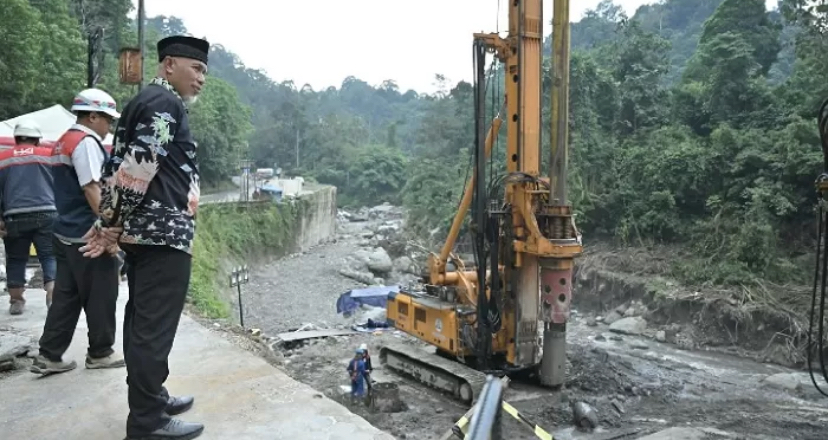 Gubernur Sumbar Mahyeldi bersama Kepala BPJN Sumbar Thabrani dan Dirlantas Polda Sumbar Kombes Dwi Nur Setiawan, melakukan uji coba pembukaan lalu lintas Jalan Padangpanjang-Sicincin ruas Lembah Anai.