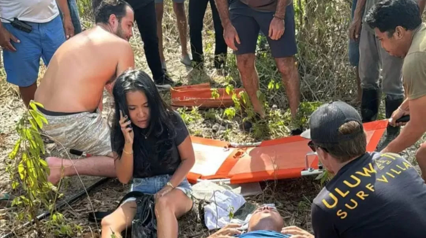 Basarnas Bali saat evakuasi helikopter jatuh di Desa Pecatu, Denpasar, Jumat (19/7/2024).