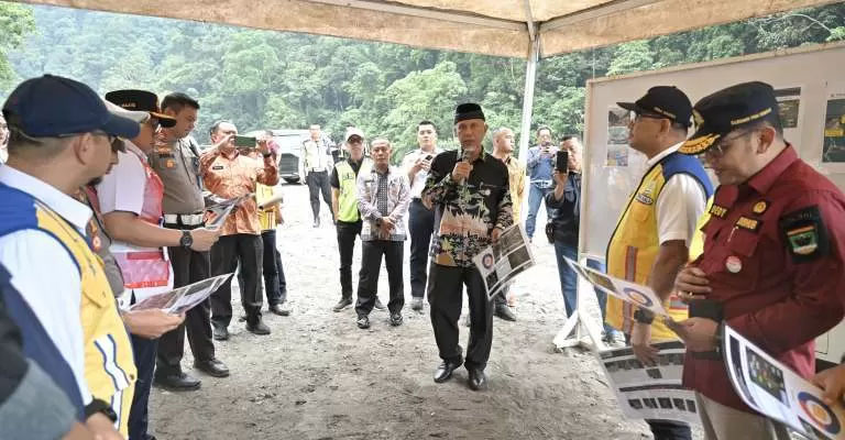 Gubernur Sumatera Barat Mahyeldi meninjau langsung uji coba pembukaan akses Jalan Nasional Padang Panjang-Sicincin ruas Lembah Anai, Kamis (18/7/2024).