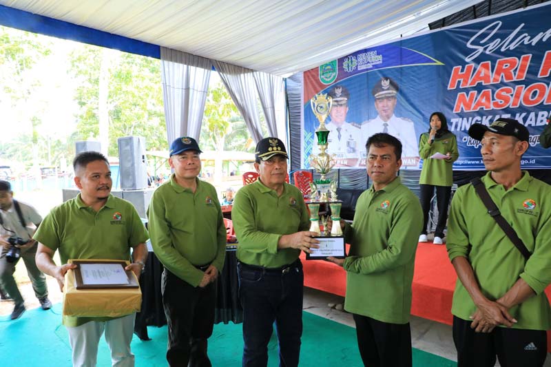 Bupati Rohul H Sukiman menyerahkan sertifikat penghargaan dan piala kepada pengurus koperasi yang berprestasi, usai gerak jalan santai peringatan Harkopnas ke-77