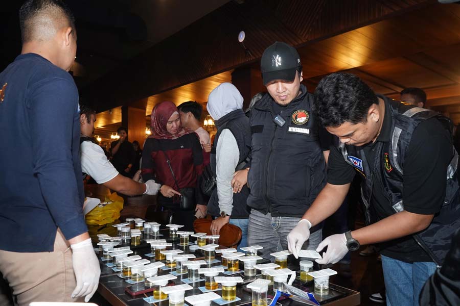 Direktur Reserse Narkoba Polda Riau Kombes Pol Manang Soebeti pimpin tim gabungan&nbsp;melakukan tes urine pengunjung salah satu tempat hiburan di Jalan Soekarno Hatta, Pekanbaru.