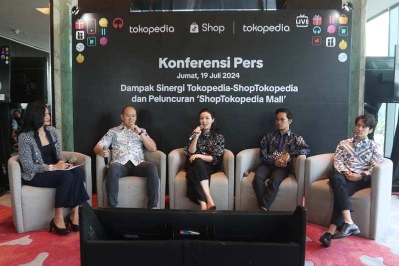 Founder Inthebox Tobi Gunawan (kanan), Senior Director of Ecommerce Shop/Tokopedia Stephanie Susilo, Vice President Aerostreet Rizal Maulana, menggelar konferensi pers pelun&shy;curan ShopTokopedia Mall.
