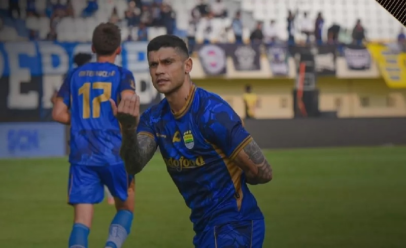 Pemain Persib, Ciro melakukan selebrasi usai mencetak gol ke gawang PSM pada laga perdana Grup A Piala Presiden 2024.