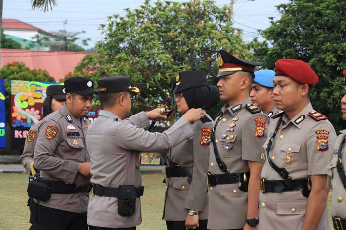 Kapolres Kampar AKBP Ronald Sumaja SIK memimpin upacara serah terima jabatan Kasat Intelkam, Kasat Resnarkoba, Kasat Binmas, Kasat Lantas dan Kapolsek Tambang.