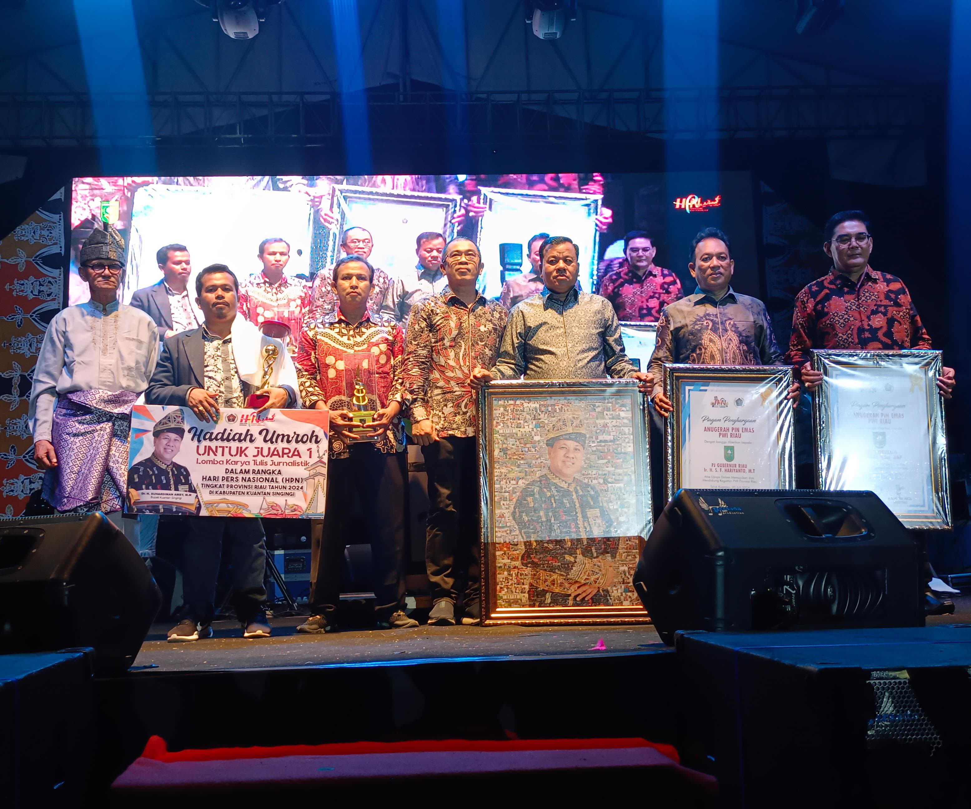 Bupati Kuansing Dr H Suhardiman Amby MM foto bersama para pemenang karya jurnalistik di malam puncak Hari Pers Nasional (HPN) Tingkat Provinsi Riau di Lapangan Limuno Telukkuantan, Sabtu (20/7/2024).