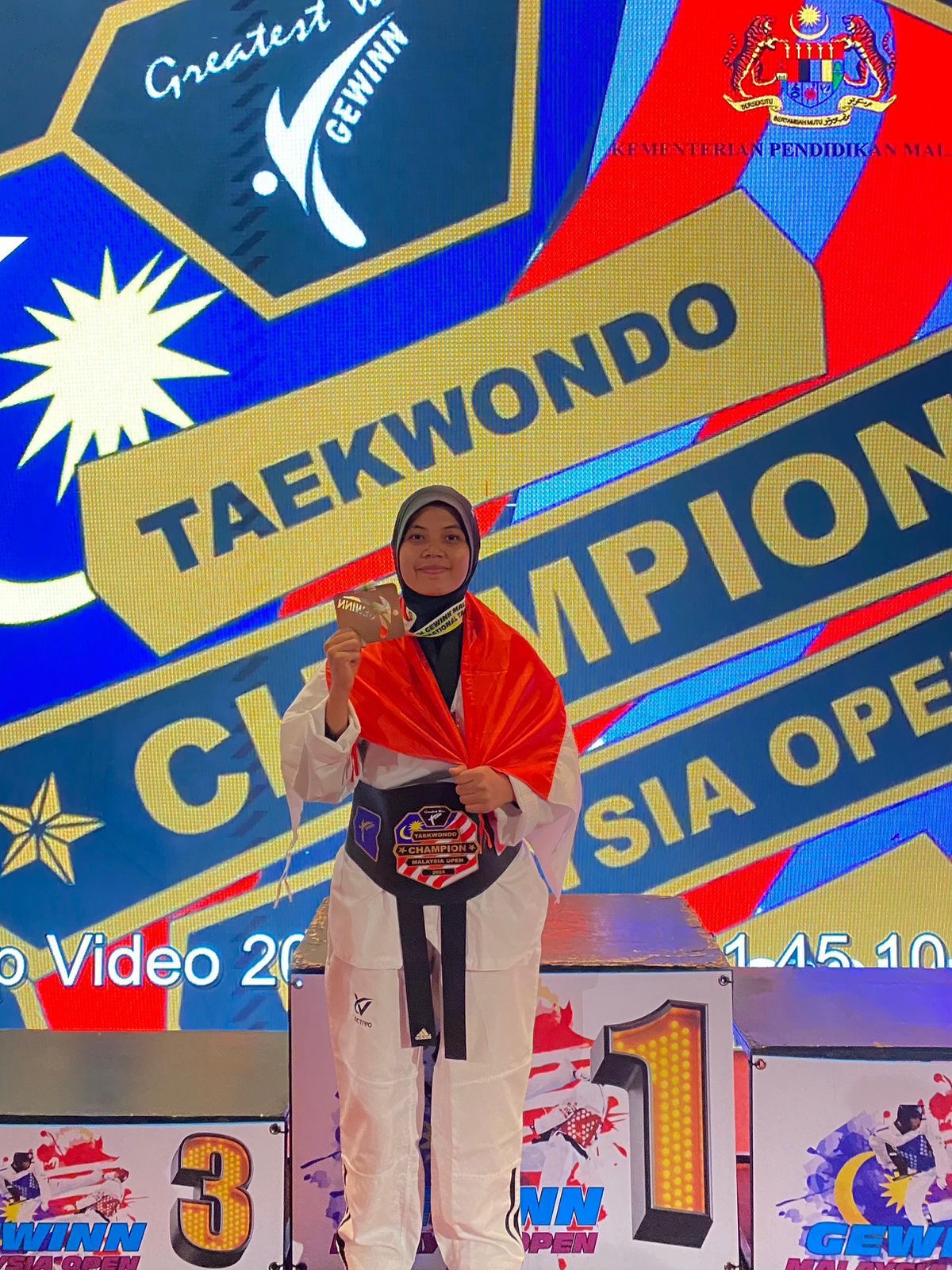 Mahasiswa Umri Aliya Nengsih usai menerima medali emas pada kejuaraan taekwondo internasional di Malaysia.