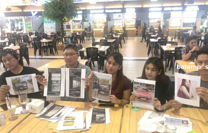 Pengusaha rental mobil menunjukkan bukti penggelapan mobil yang terjadi dalam setahun belakangan di Foodcourt Utama Nagoya, beberapa waktu lalu.