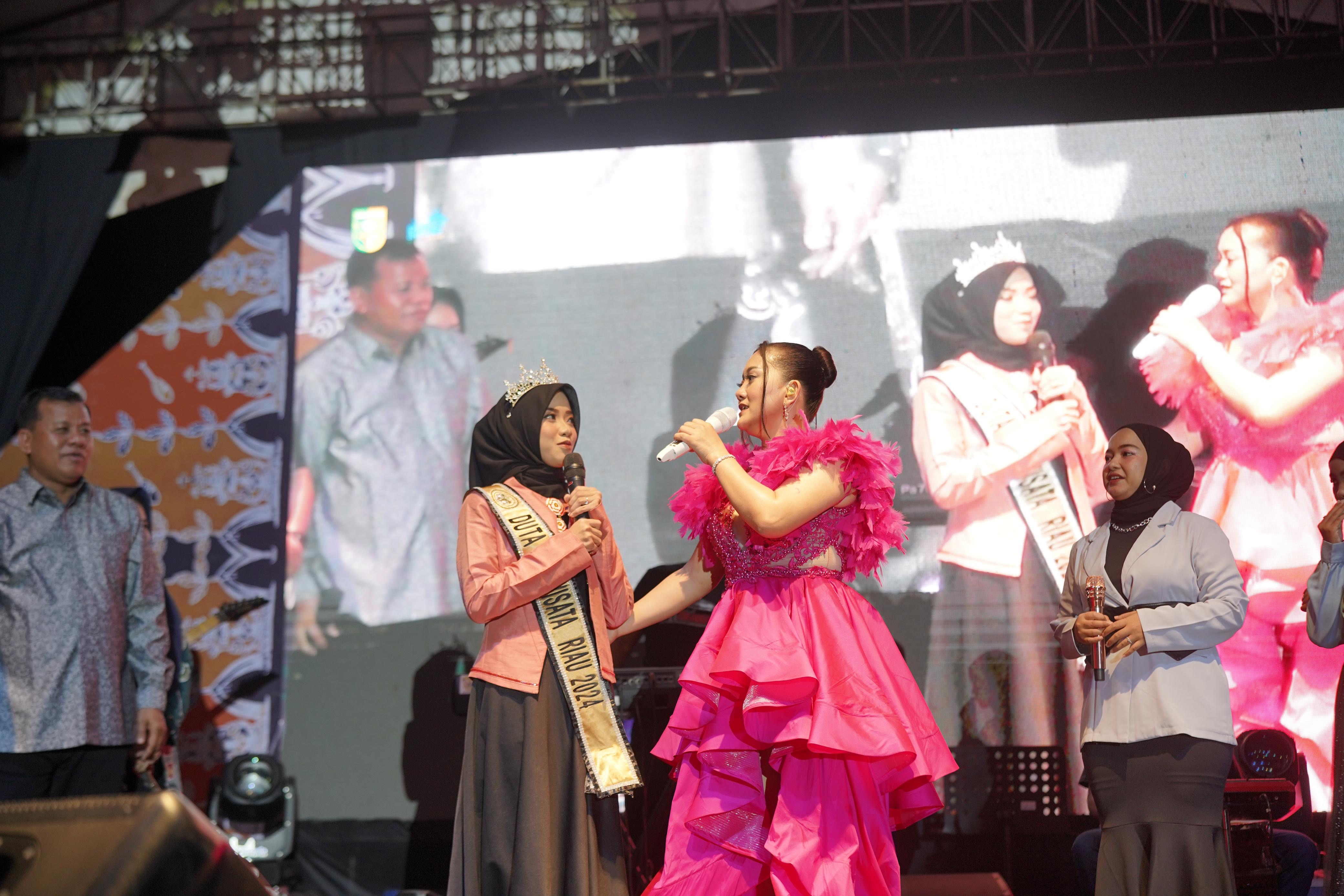 Duta Pariwisata Riau, Laili Alfi Syahri ditanyai Susi Ngapak saat malam puncak Hari Pers Nasional (HPN) tingkat Provinsi Riau tahun 2024, Sabtu (20/7/2024) di Lapangan Limuno Teluk Kuantan.