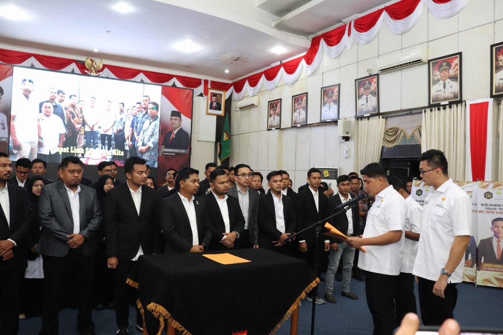 Ketua Umum BPD HIPMI Provinsi Riau Rahmad Illahi melantik Ketua Umum BPC HIPMI Kabupaten Kampar Muhammad Suryatama SKom beserta pengurus periode 2024-2027 di Balai Bupati Kampar