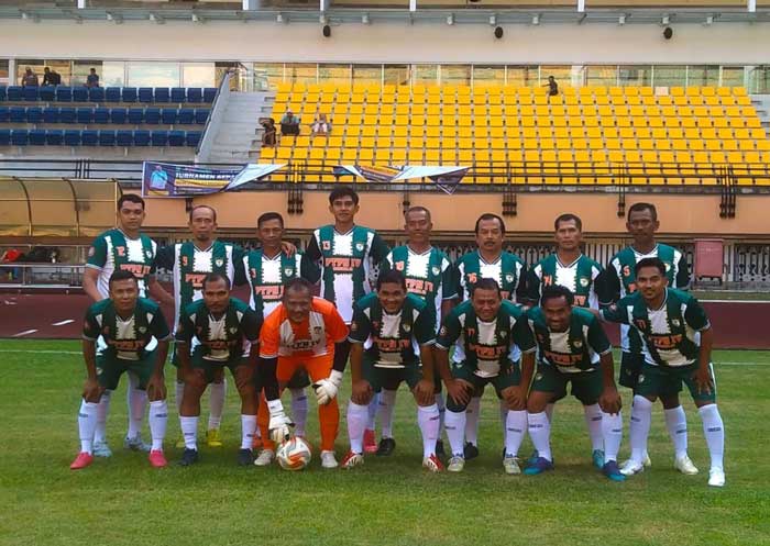 Kesebelasan PS PTPN IV Regional III foto bersama jelang pertandingan dalam rangka memperingati HUT ke-62 Provinsi Riau, Sabtu (20/7/2024).