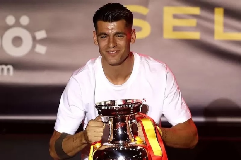 Alvaro Morata mengangkat trofi Euro 2024