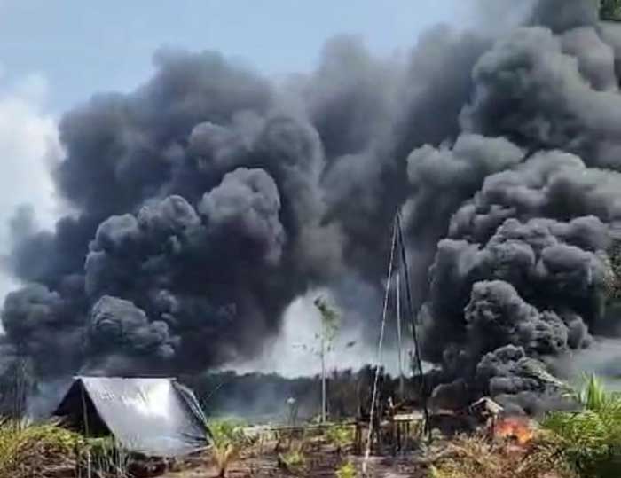 Sumur minyak ilegak yang terbakar di  Desa Srigunung, Kecamatan Sungai Lilin, Kabupaten Banyuasin, Sumatera Selatan, Ahad (21/7/2024).