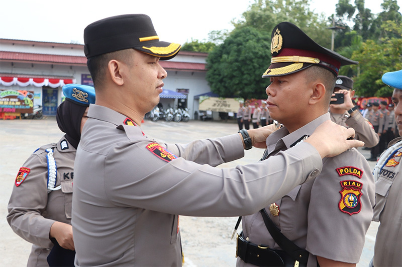 Kapolres Inhu AKBP Fahrian Saleh Siregar SIK MSi pada prosesi upacara sertijab wakapolres dan dua kasat, Ahad (21/7/2024)