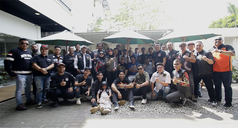 Sekjen HDCI Husdi Karyono berfoto bersama dengan anggota HDCI Pengcab Pekanbaru usai Sunmori di Tudung Saji, Pekanbaru, Ahad (21/7/2024).