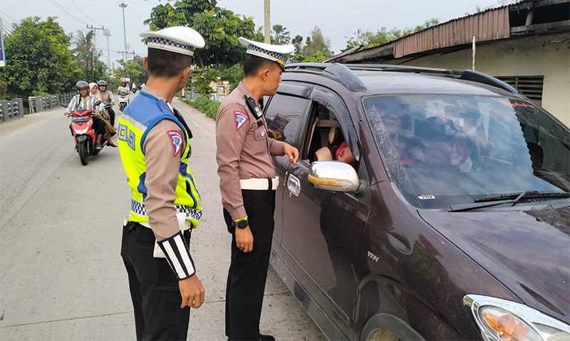 Personel Satlantas Polres Inhu memeriksa surat kendaraan dan memberikan sosialisasi tentang berlalulintas kepada pengendara, Senin (22/7/2024).