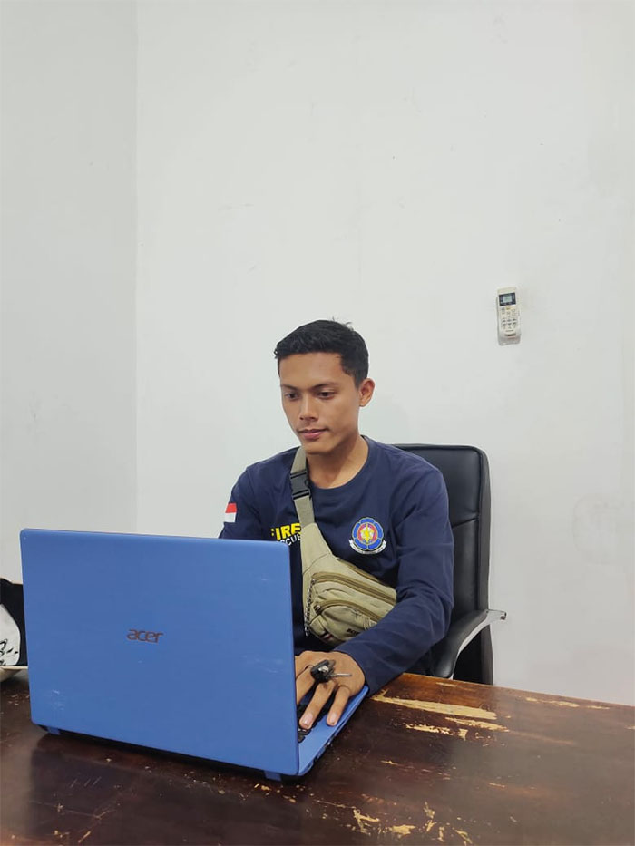 Muhammad Nizam saat mengajar kursus komputer administrasi perkantoran di Bagan Siapiapi. Nizam salah satu alumni Program Penguatan Vokasi PHR 2022 yang bekerja sama dengan PCR dan Disnaker Rohil.