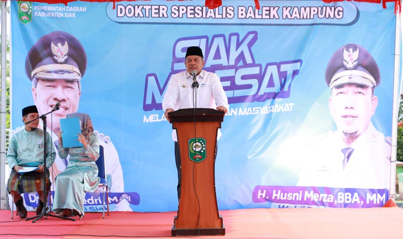 Bupati Siak Alfedri menyampaikan sambutan saat peluncuran Program Melesat di Kampung Muara Kelantan, Kecamatan Sungai Mandau,  Siak, Sabtu (20/7/2024).