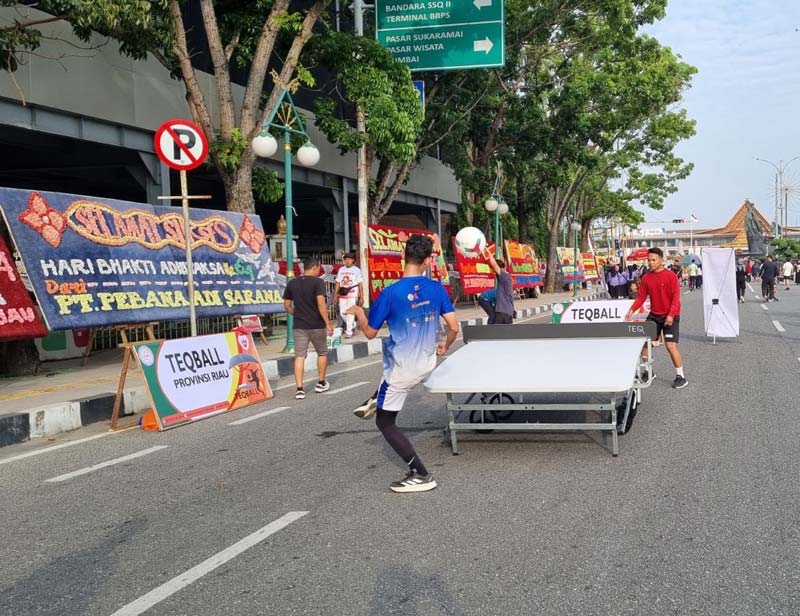 Dua atlet saat memeragakan permainan olahraga teqball saat ekshibisi yang diselenggarakan Pengprov Potsi Riau di Pekanbaru, Ahad (21/7/2024).