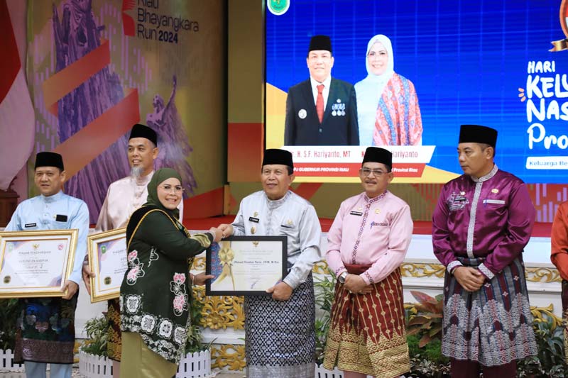 Bupati Rohul H Sukiman menerima piagam penghargaan juara I lomba dengan kategori penyuluh keluarga berencana (PKB) PNS pada peringatan Harganas