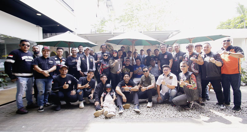 FOTO BERSAMA: Sekjen HDCI Husdi Karyono foto bersama dengan anggota HDCI Pengcab Pekanbaru usai konferensi pers, Ahad (21/7/2024).