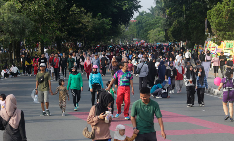 CFD: Warga ramai mendatangi area Hari Bebas Kendaraan Bermotor atau Car Free Day di Jalan Jenderal Sudirman, Ahad (21/7/2024).  Saat ini Pemko dan DPRD Pekanbaru sedang membahas Ranperda tentang Kawa