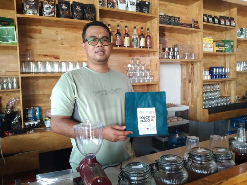 Owner Kopi Radjo Se-Nusantara, Rio Rizal, memperlihatkan kopi Solok Radjo miliknya, beberapa waktu lalu.