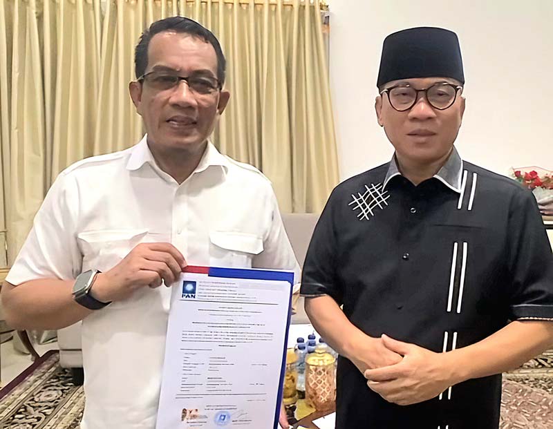 Fauzi Hasan menerima SK dukungan pencalonan sebagai Bupati Meranti dari DPP PAN melalui Wakil Ketua DPP PAN Yandri Susanto, di Jakarta, Kamis (18/7/2024).