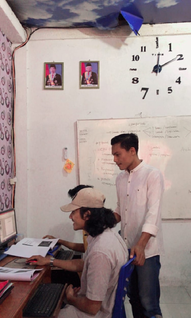 Dengan keterampilan yang dimilikinya, Nizam sekaligus membuka usaha jasa pengetikan di rumahnya di Kelurahan Bagan Punak.