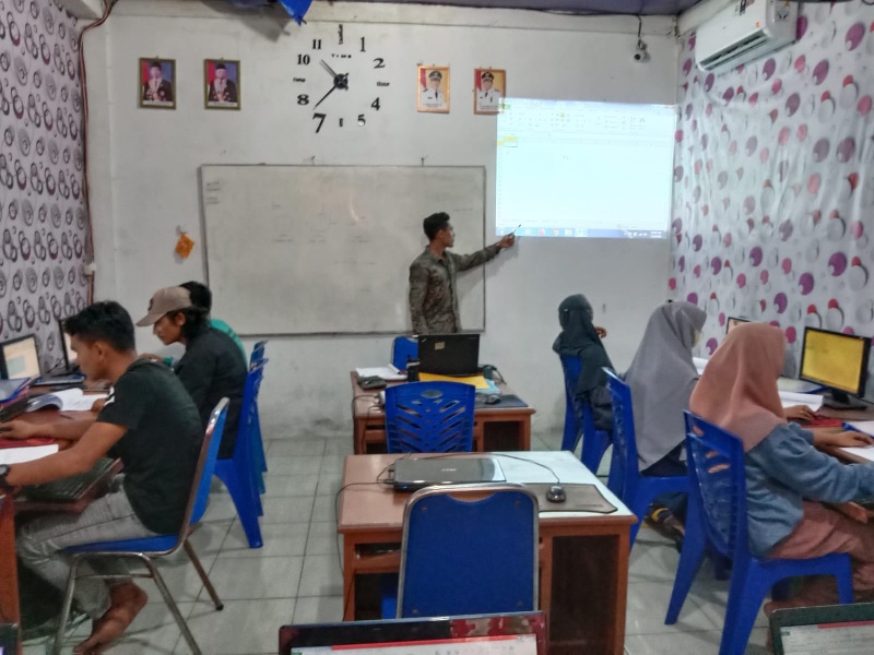Muhammad Nizam saat mengajar kursus komputer administrasi perkantoran di Bagan Siapiapi. Nizam merupakan salah satu alumni Program Penguatan Vokasi PHR tahun 2022 yang bekerja sama dengan PCR dan Disn