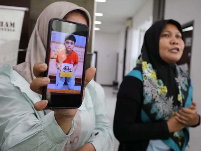 Ibunda Afif Maulana, Anggun Andriani bersama keluarga dan kuasa hukum memberikan keterangan kepada wartawan.