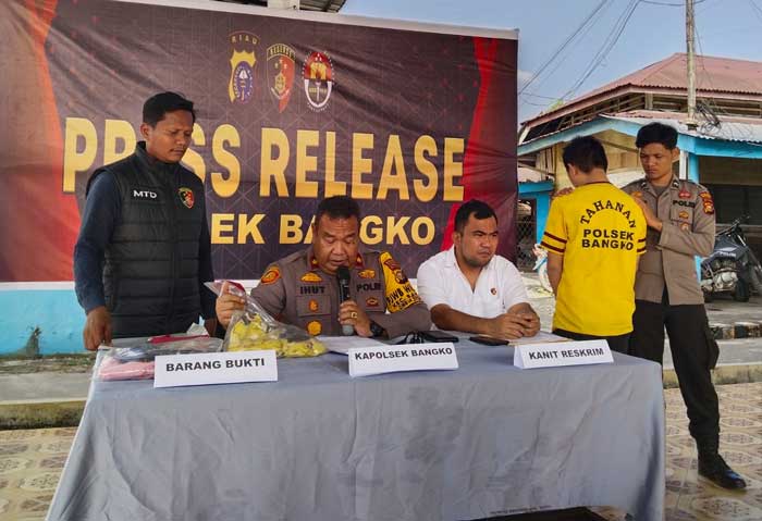 Kapolsek Bangko Ihut MT Sinurat MH didampingi Kanitreskrim Polsek Bangko Iptu Irwandi Turnip MH menyampaikan keterangan pada saat press release di Bagansiapiapi, Senin (22/7/2024).
