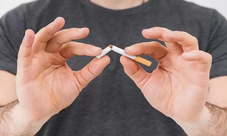 Ilustrasi berhenti merokok dengan memotong batang rokok untuk mendapatkan manfaat luar biasa bagi kesehatan.