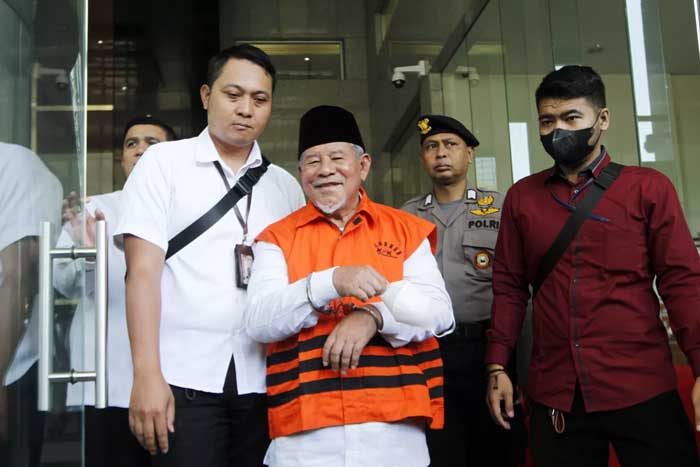 Gubernur Maluku Utara Abdul Gani Kasuba berjalan dengan kawalan petugas usai ditetapkan sebagai tersangka kasus dugaan korupsi terkait proyek infrastruktur di Gedung Merah Putih KPK, Jakarta, Rabu (20
