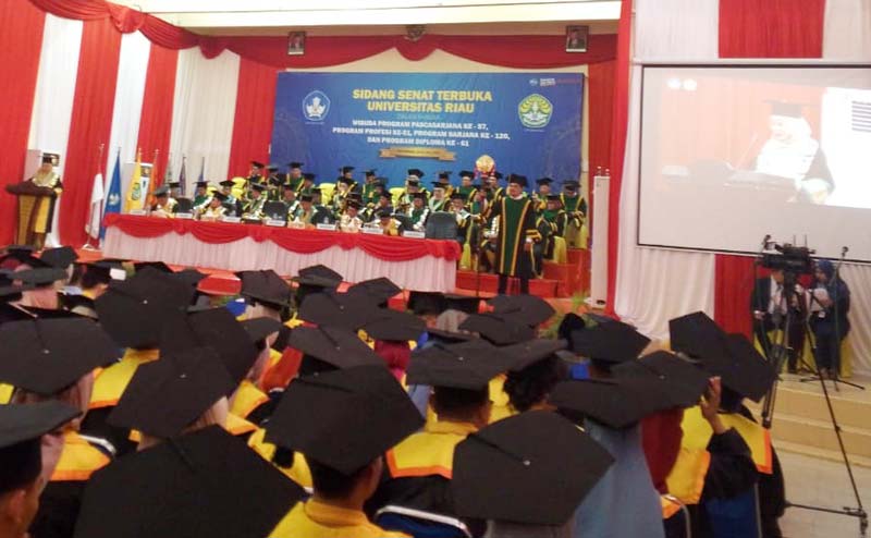 Suasana wisuda Unri di Pusat Kegiatan Mahasiswa Unri Gobah, Pekanbaru, Senin (22/7/2024).