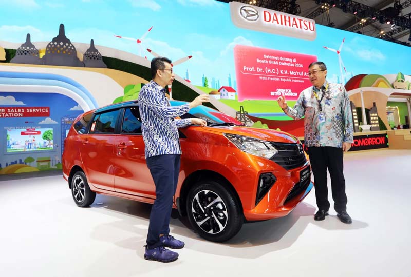 Dua pimpinan Daihatsu Sigra saat memperlihatkan mobil Sigra di sela-sela acara Gaikindo Indonesia International Auto Show (GIIAS) 2024 di ICE BSD, Banten.