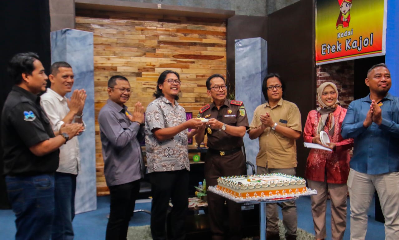 Kajati Riau Akmal Abbas SH MH serahkan kue tar yang diterima Direktur Utama Riau Pos Ahmad Dardiri (Empat Kiri) usai Program RTV Jaksa Menjawab memperingati Hari Bhakti Adhyaksa ke- 64 Tahun.