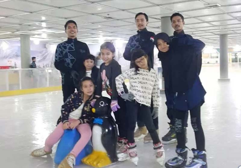 Olahraga ice skating kini sudah hadir di lantai 3 Mal SKA Pekanbaru, dengan menghadirkan promo buy 1 get free1.
