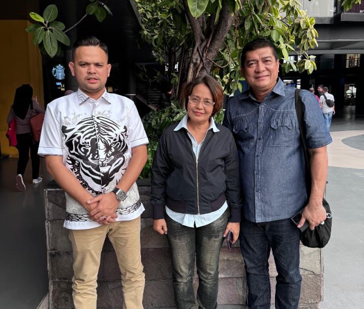 Bakal calon Bupati Kampar, Pebriyan Winaldi (kiri) berfoto dengan Ketua Relawan Gesira dan Ketum Solmet, Senin (22/7/2024).