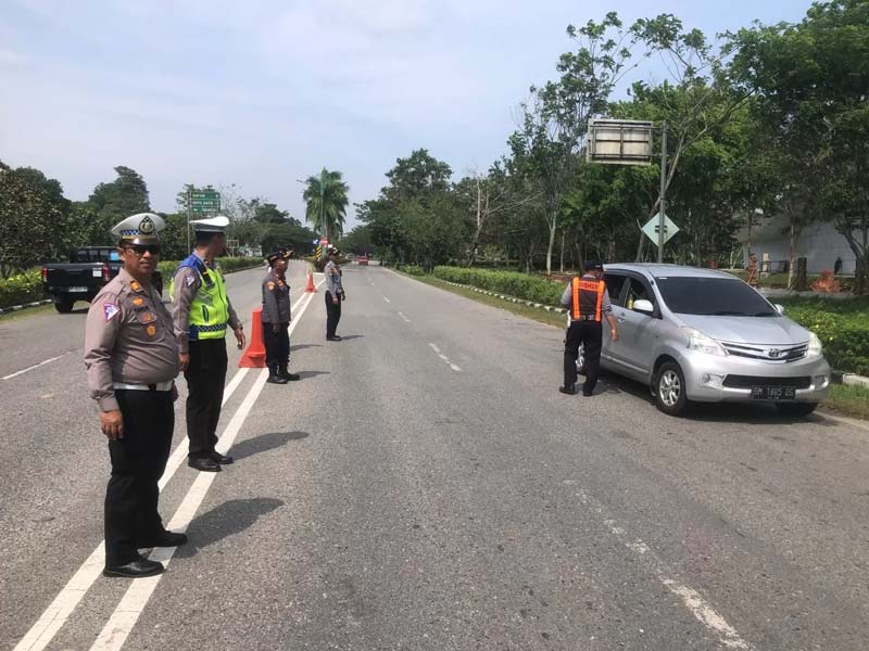 Kasat Lantas AKP Fandri bersama Kanit Turjakwali Ipda M Suwanto melakukan Operasi Patuh Lancang Kuning, beberapa waktu lalu.