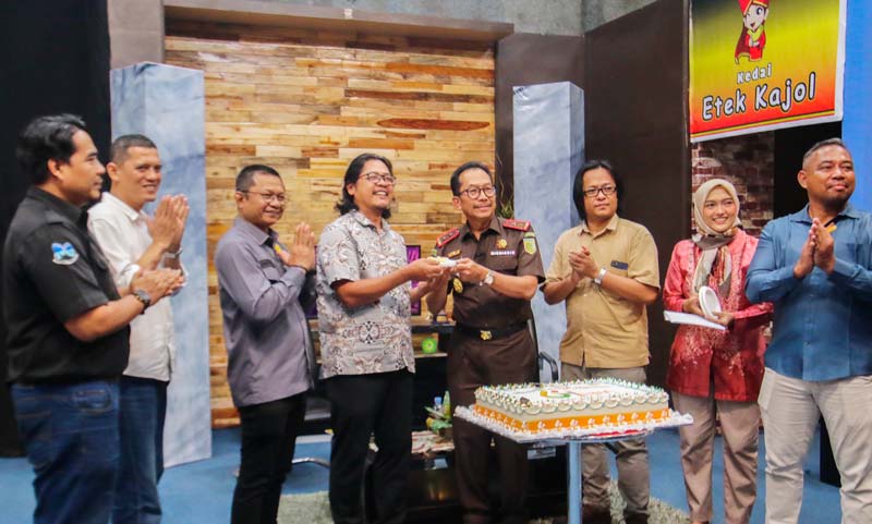 Kepala Kejaksaan Tinggi Riau Akmal Abbas SH MH (empat kanan) menyerahkan potongan kue kepada CEO Riau Pos Group Ahmad Dardiri (empat kiri) usai tampil di Program RTv.