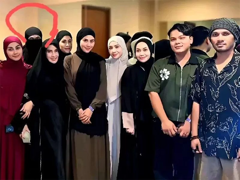 Wanda Hara (paling belakang) pakai cadar gabung dengan para artis perempuan berfoto bersama Ustaz Hanan Attaki.
