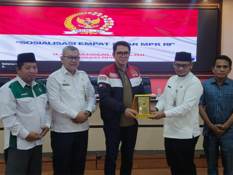 Ketua DPD LDII Rohil H Sarman Syahroni MIP menyerahkan plakat kepada Anggota MPR/DPR RI Arteria Dahlan MH usai kegiatan sosialisasi empat pilar kebangsaan di Bagansiapiapi, Rabu (23/7/2024).
