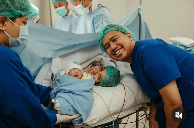 Joshua Suherman dan Clairine Clay resmi menjadi orang tua.