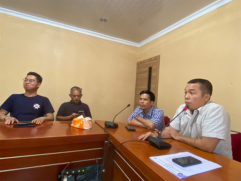 Wakil Ketua I KONI Riau, Khairul Fahmi (kanan) saat menggelar konferensi pers persiapan pelaksanaan Rakerprov di kantor KONI Riau, Jalan Gajah Mada Pekanbaru, Rabu (24/7/2024).